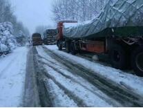 物流回程车遭遇大雪途中被堵