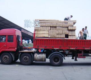 13米货车整车运输正在装木门