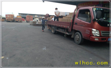 泰兴到新疆回程车货运物流园卸货中
