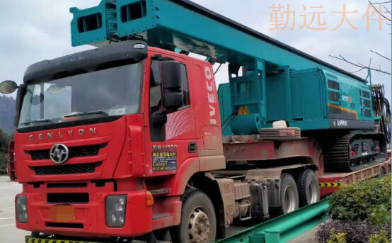 挖掘机运输车