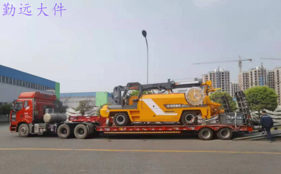 挖掘机运输车