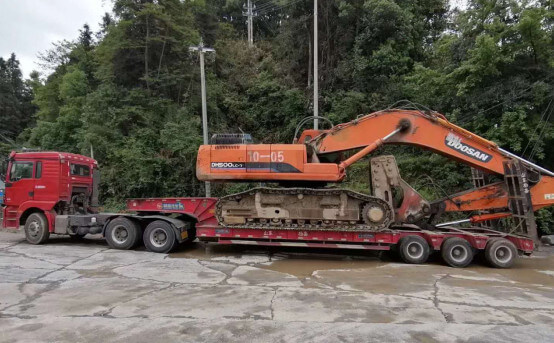 挖掘机运输车