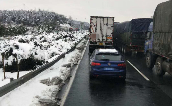 瓮安物流公司运输车