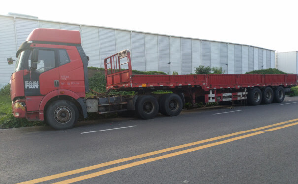 雷波物流公司运输车