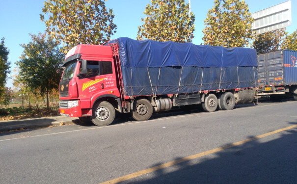 乌兰物流公司运输车